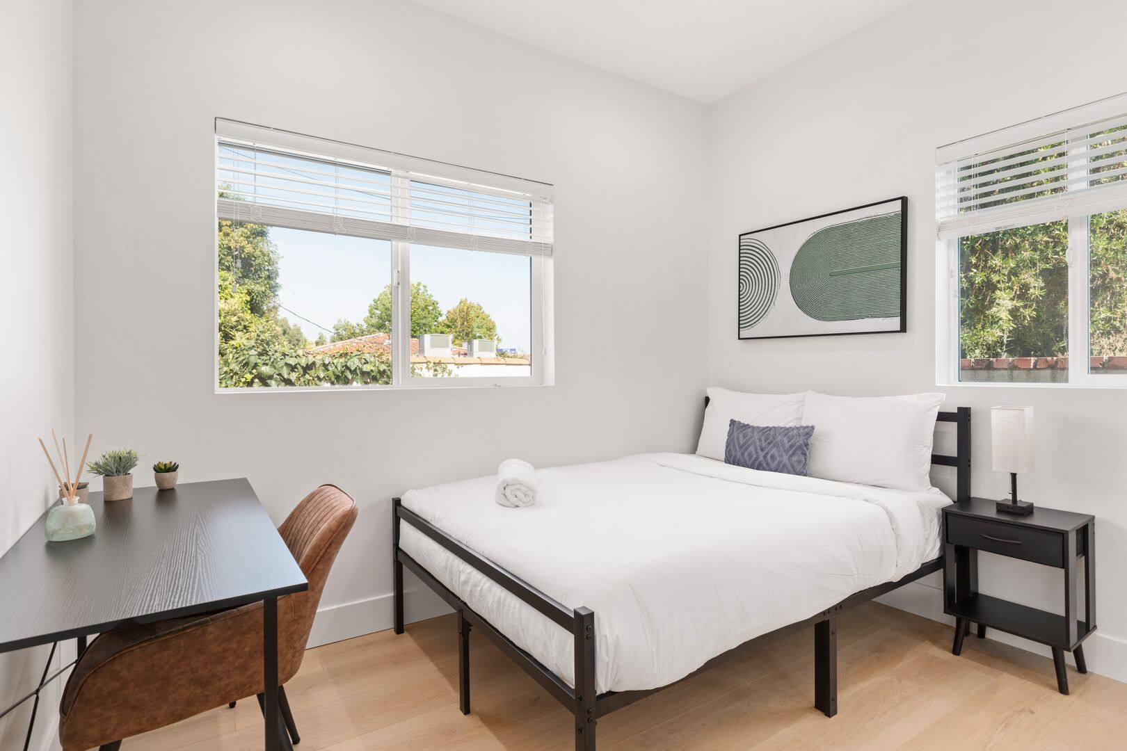 1736 1/2 Kelton Ave Room 3
