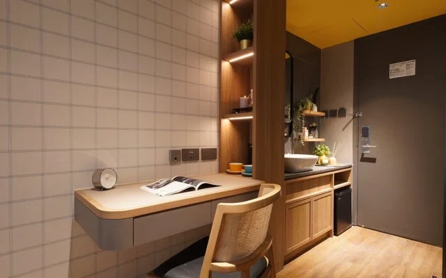 DASH LIVING ON HOLLYWOOD 3