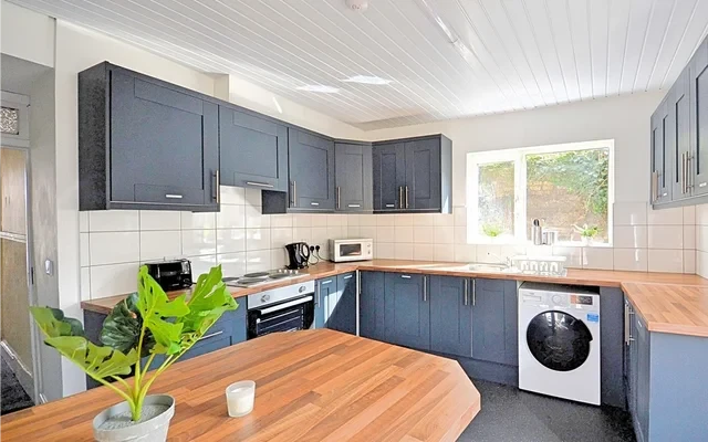 33 Clonmore Road 4