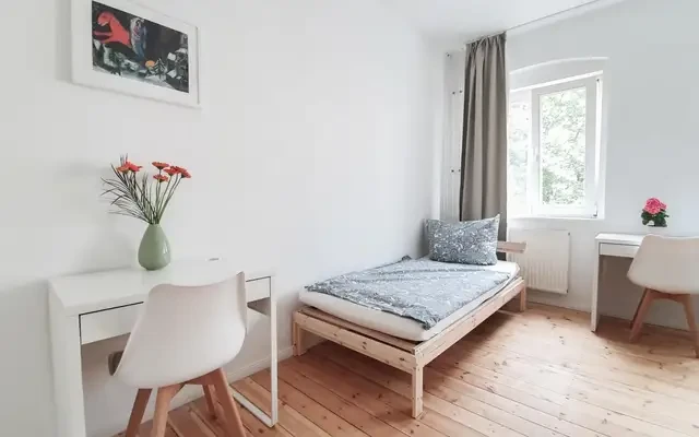 Single bed in a twin bedroom, in a 2-bedroom apartment near Prenzlauer Allee transport station 1