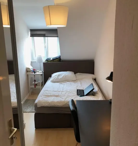 Cosy single bedroom with TV in a 3-bedroom apartment