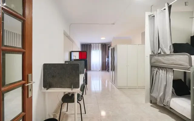 Bed in neat quadruple bedroom near Odivelas metro station - 리스본 학생 숙소 - Quadruple bedroom