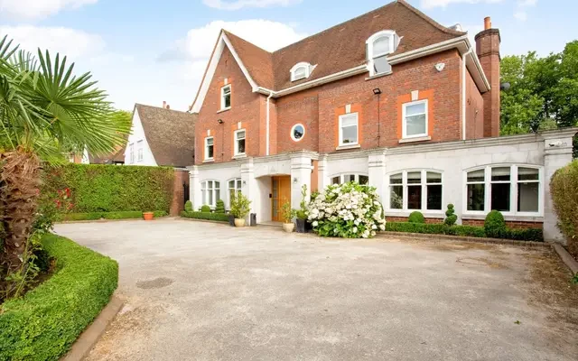 The Bishops Avenue, Hampstead Garden Suburb, N2 0AP 3