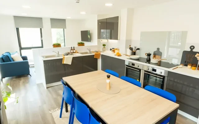 Currus Court 4