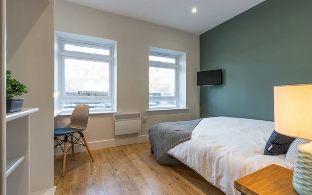Flat 2, 124 Walter Road 2
