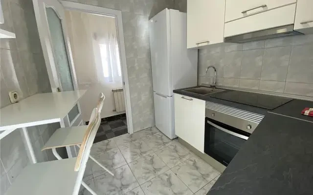 Attractive single bedroom with balcony - Madrid student accommodation - Single Bedroom with Balcony