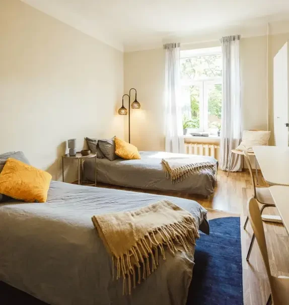 Bed in a welcoming twin bedroom, near the Budapest-Keleti train station
