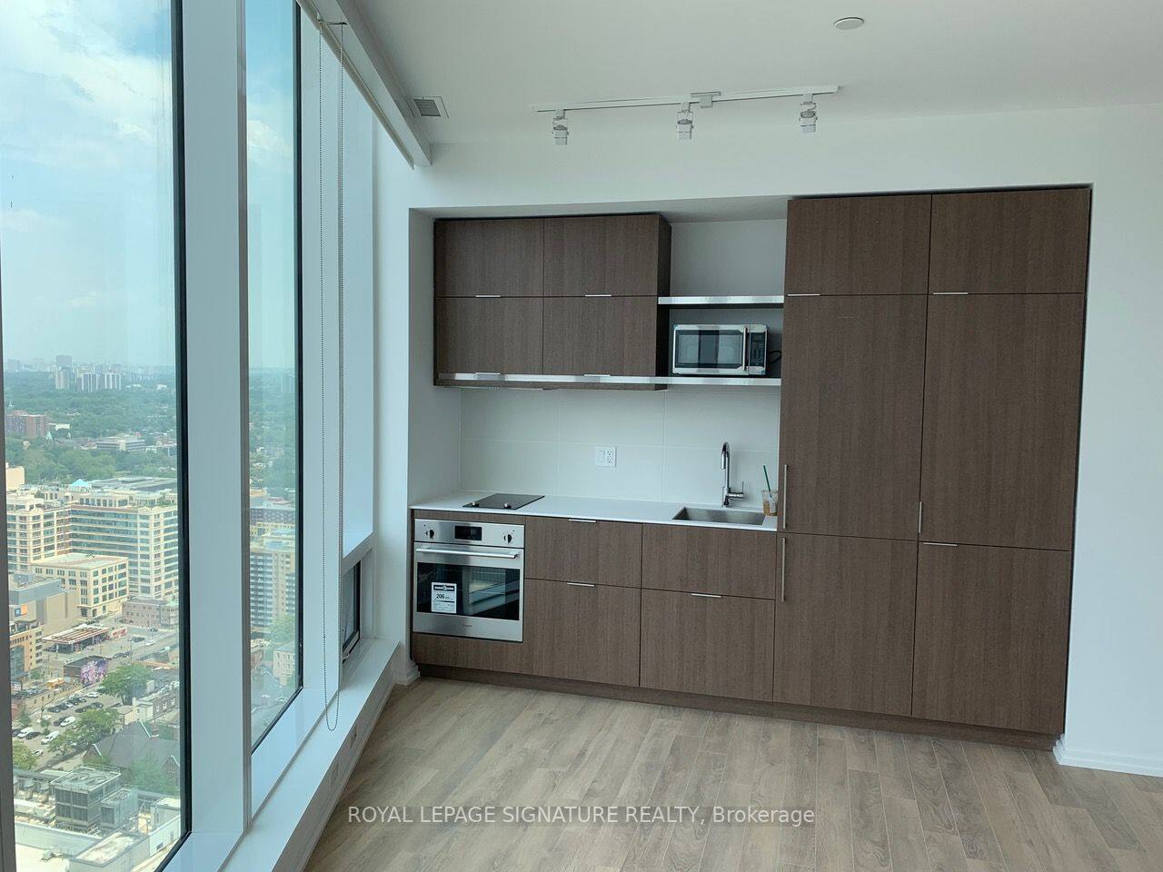 3712 - 197 Yonge St