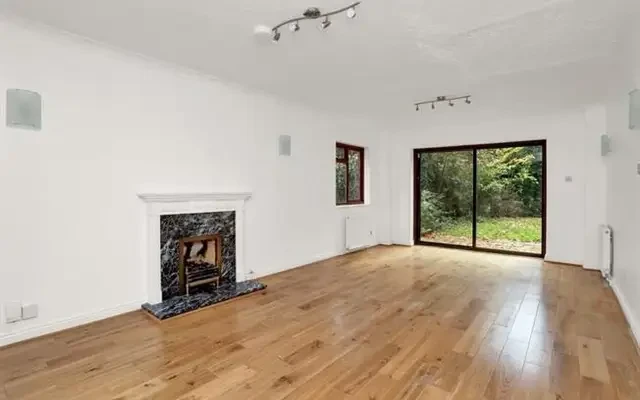 Chadworth Way, Claygate, Esher, KT10 9DB 1