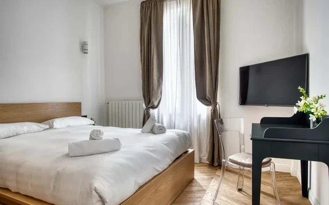Stunning 2-bed flat w/ balcony 3