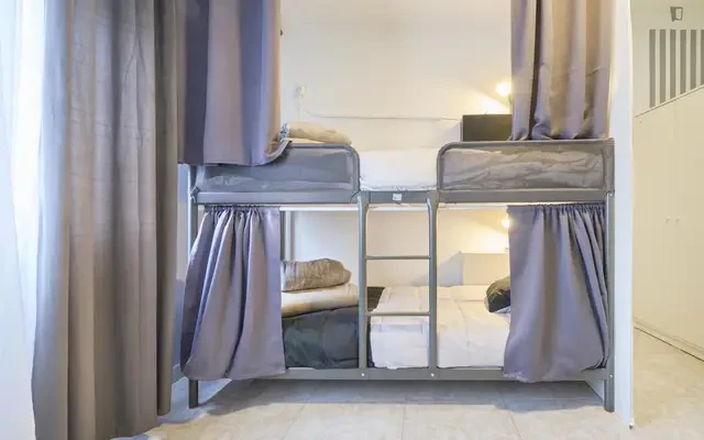 Bed in neat quadruple bedroom near Odivelas metro station - 리스본 학생 숙소 - Quadruple bedroom