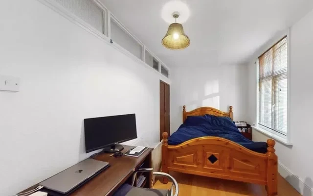 LH-Leman Street, London 0