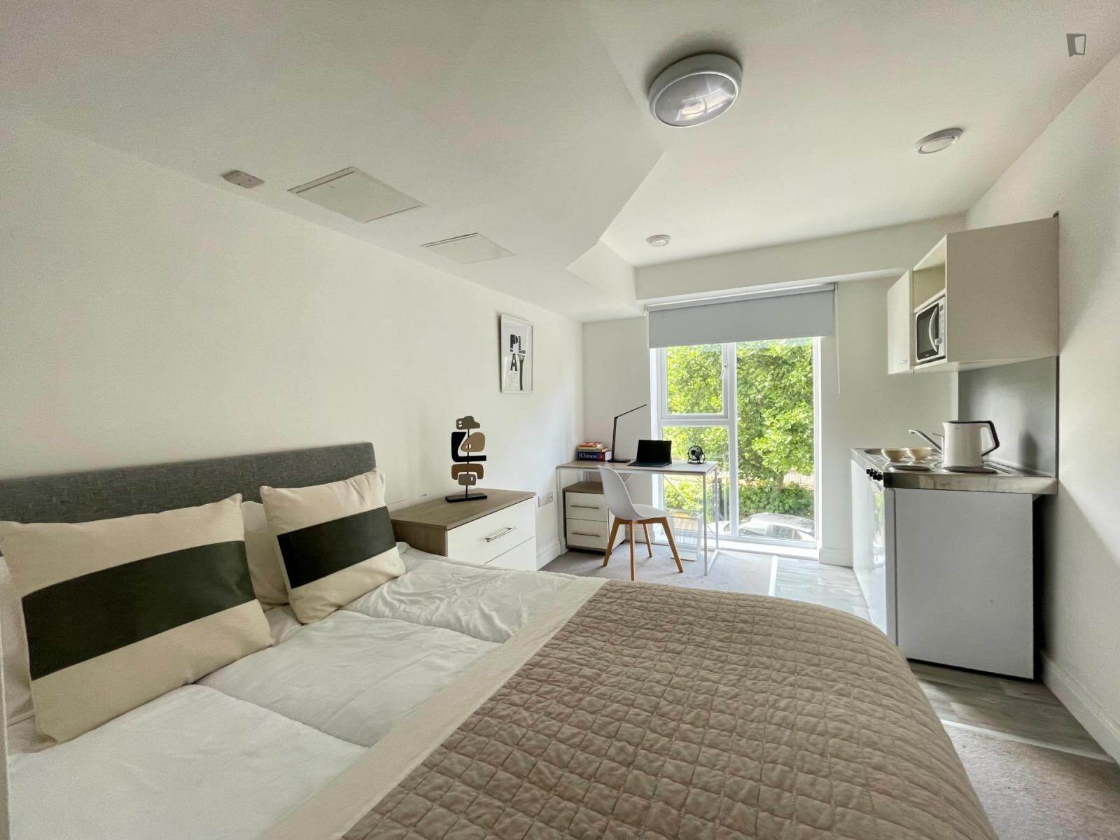 Modern new studio close to Solent University 3