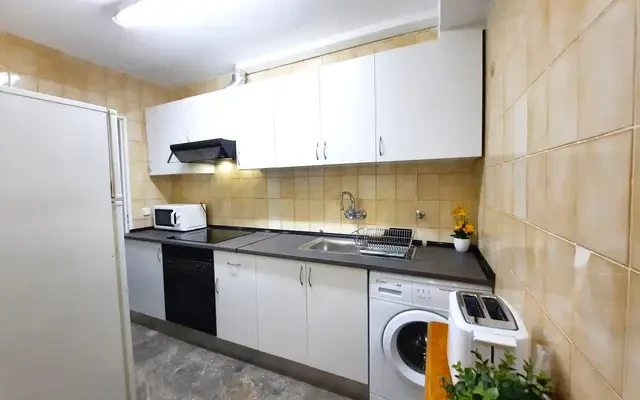Great looking single bedroom in a property with balcony 0