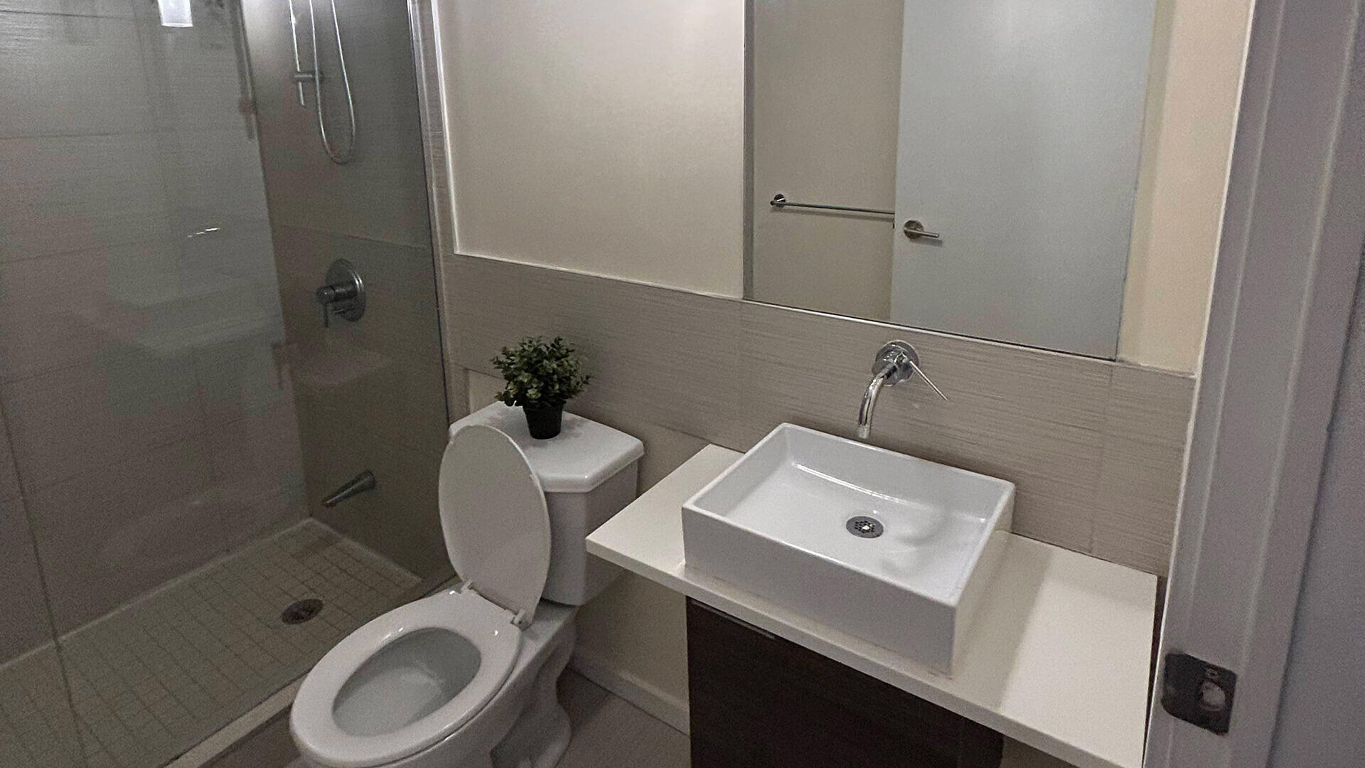 Liwinco - King West Theatre District (8 Charlotte St) 2