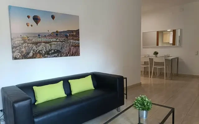 Carrer de Violant d'Hongria Reina d'Arago 1
