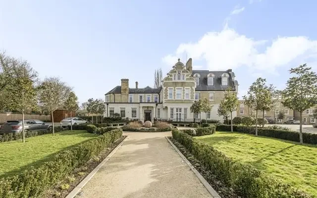 Barrons Chase, Richmond, TW10 5DA 2