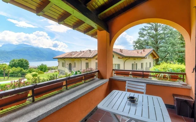 POGGIO FIORITO - Appartamento vista lago con parcheggio a Menaggio 1