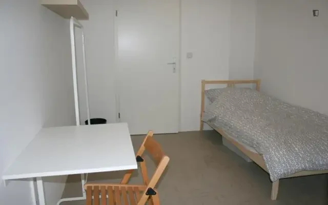 Breezy single bedroom in Moabit 1