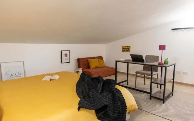 ROOFTOP APARTMENT (up to 4) with QUEEN BED, LIVING AREA, PRIVATE TERRACE, 15 min to ROME-DOWNTOWN #R13 4
