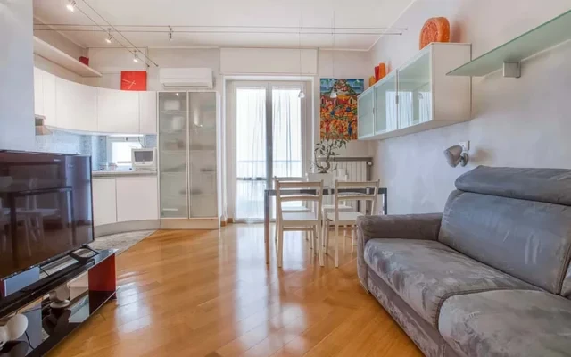 Vibrant 1-bed flat w/ balcony 2