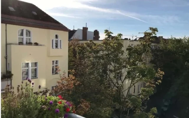 Chloe - Helle & charmante Dreizimmer-Altbau-Wohnung mit Balkon in Schoeneberg 3