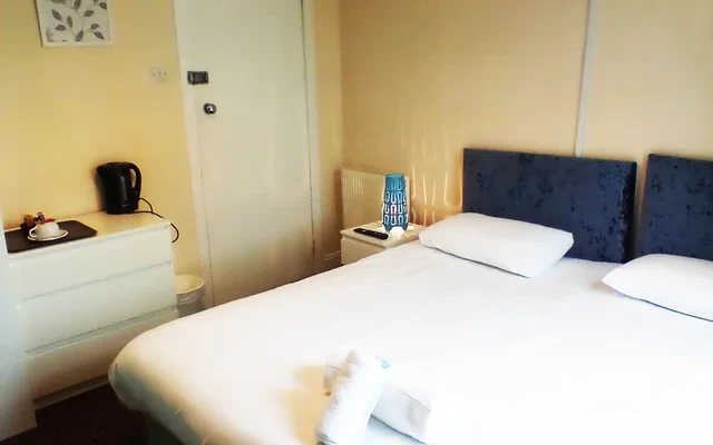 Irvine Riverside Guesthouse 2