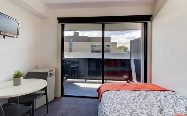 484 Elgar Road 4