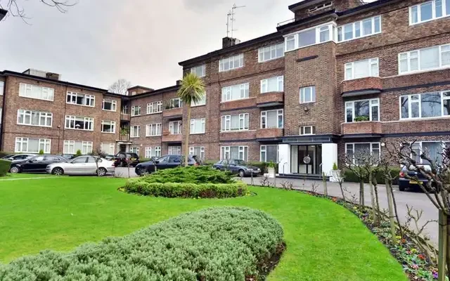Avenue Close 2