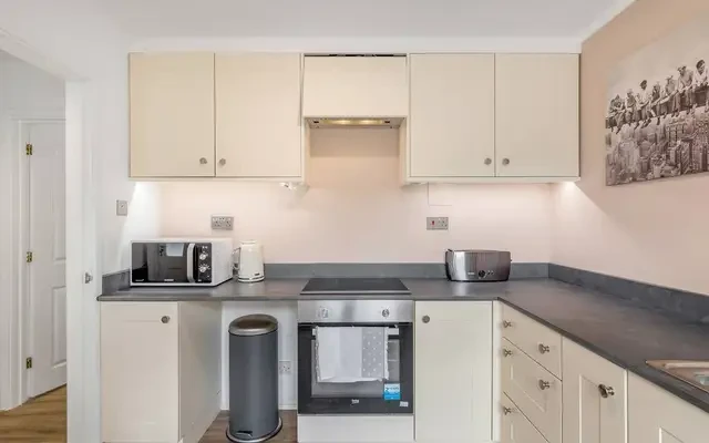 58 Grove Avenue 4