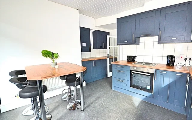 33 Clonmore Road 2