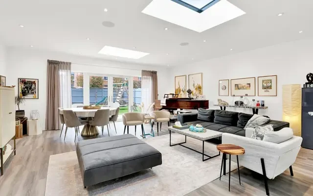 Bridges Avenue, East Molesey, Surrey, KT8 0AP 3