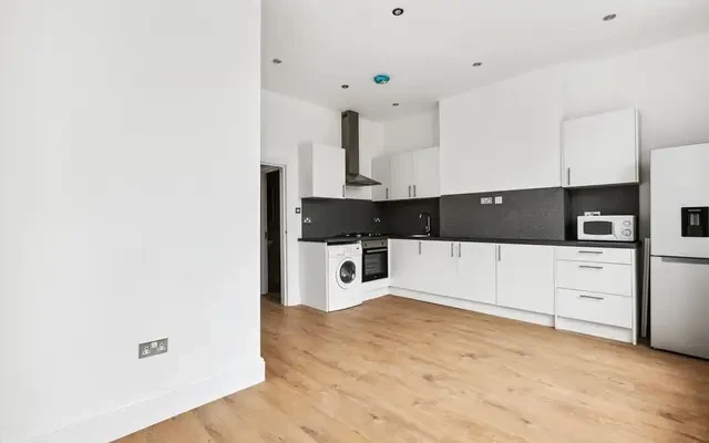 Tooting High Street, London, SW17 0SG 2
