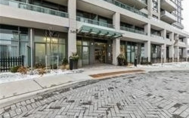 Entire Place·2B2B···349 Rathburn Rd W 3