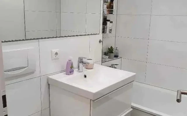 Stilvolle, geraeumige und modernisierte 1-Zimmer-Wohnung mit Balkon in Munchen 4