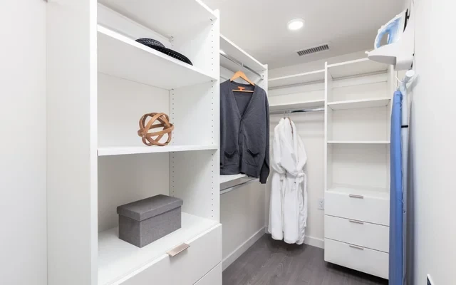Level Hotels & Furnished Suites – Howe 2