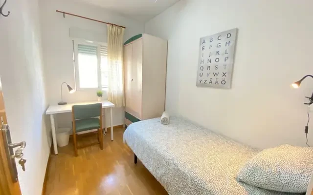 Appealing single bedroom with balcony - alojamiento para estudiantes en Madrid - Single bedroom