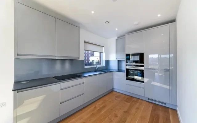LH-Thonrey Close 3