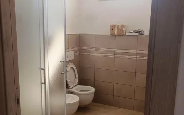 Single bedroom in 4-bedroom apartment 2