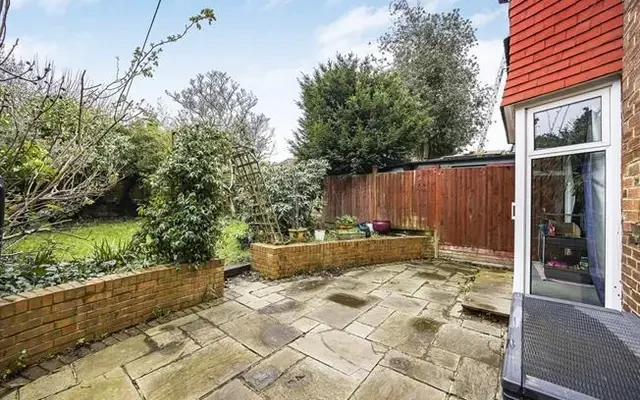 Plum Lane, London, SE18 3HG 1