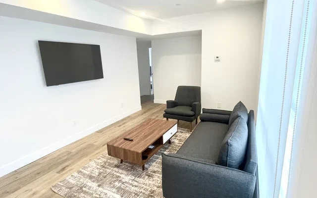 1543 W. 37th PL 4