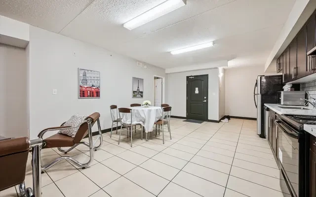 110 University Avenue West 3