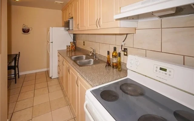 Walking distance to U of T&Centennial college 3