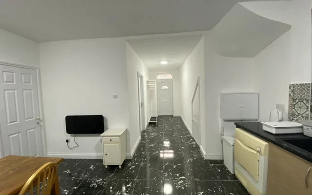 Shared Place·1B1B···3 Station Approach, Stoneleigh, Epsom KT19 0QZ, UK 2