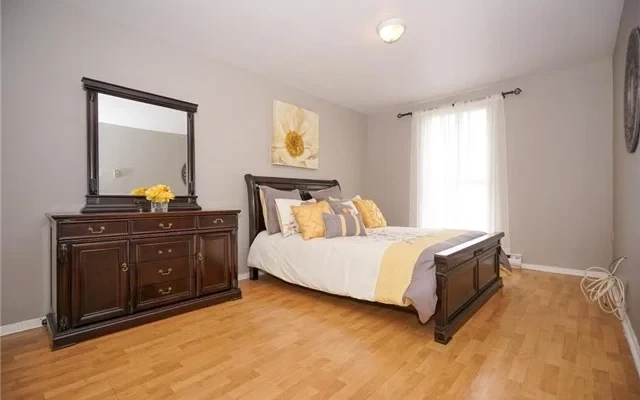 Walking distance to U of T&Centennial college 4