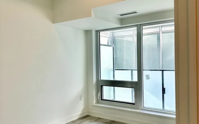 多伦多北约克+Yonge& Finch2年新1+1Den公寓 4
