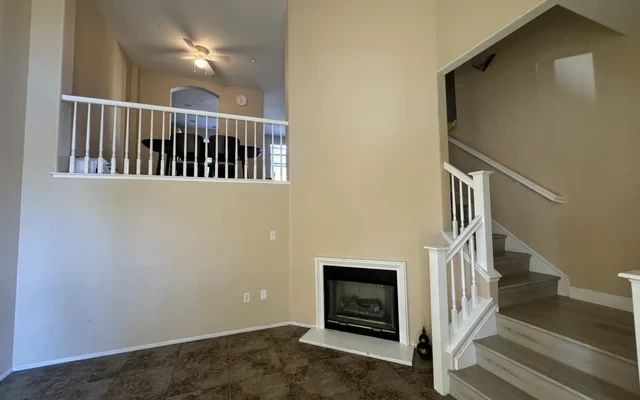 尔湾2b2.5b condo 带2车位车库和drive way 0