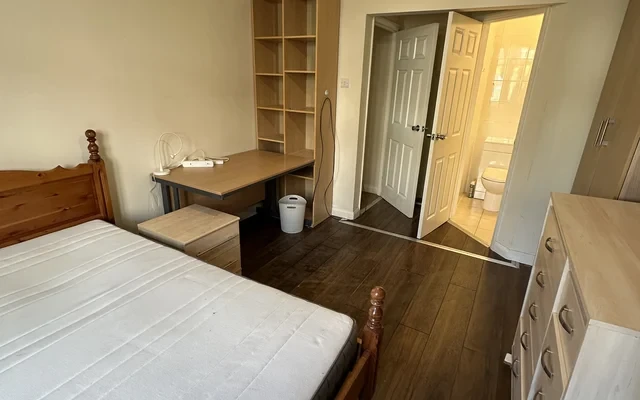 布莱顿 近学校住宅区 合租 包bill 独立卫浴 £178起 1