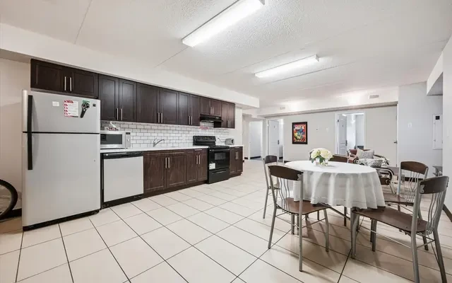 110 University Avenue West 2