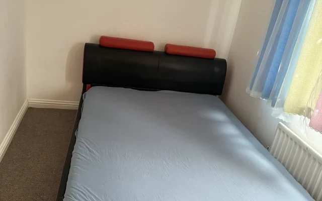 Hi!  I rent a lovely double room that is available for rent in Thamesmead.  The room is for single occupancy only, no couples.  **All bills are included** nothing extra to pay.  Great transport l 0